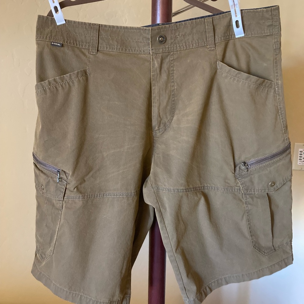 Mens size 38, Kuhl Kourage Kargo Shorts -worn once or twice.  Excellent cond.